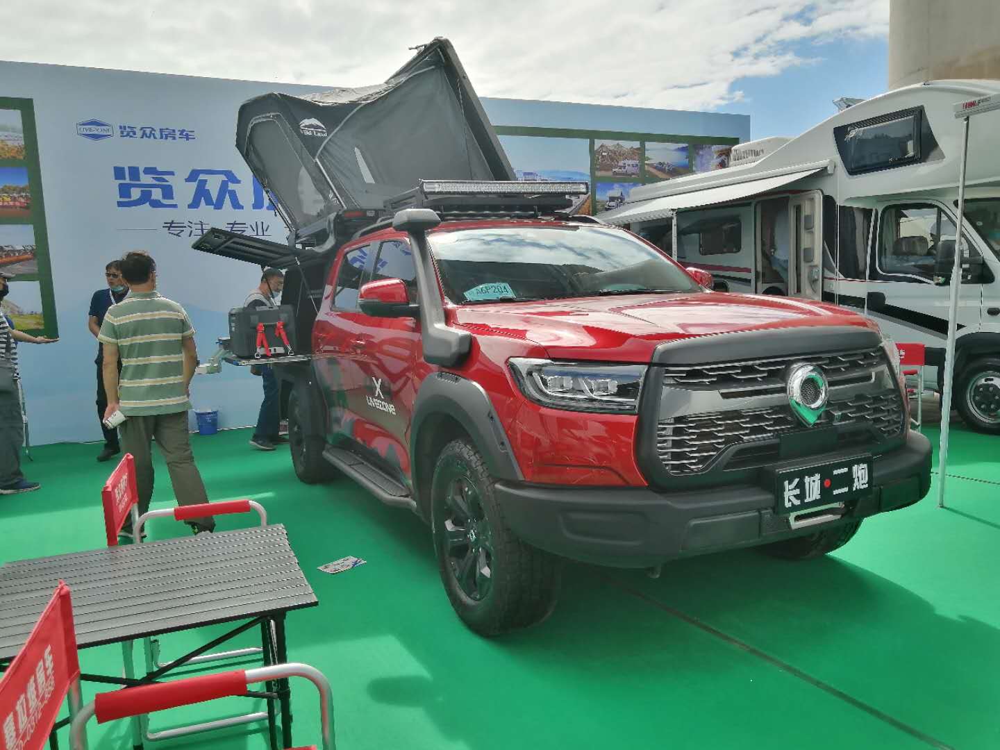 這個展會真的太熱鬧了，這么多人定房車